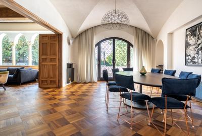 Casă cu 7 camere în Dacia