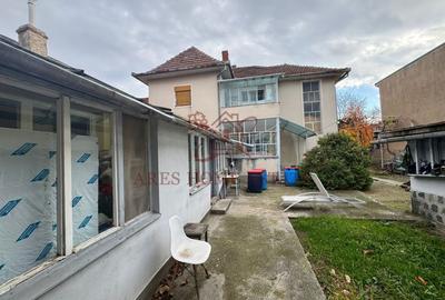 Investiție cu potențial: 2 apartamente + mansardă – Comison 0 - 1