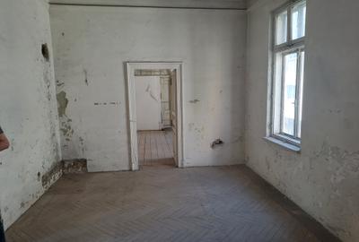 Unirii-Cartierul Evreiesc, singur curte, dubla deschidere, libera - 12