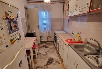 Apartament cu 3 camere semidecomandat în Soarelui