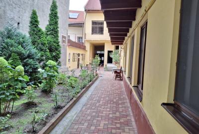 Cladire mixta cu spatii la parter si numeroase incaperi -central - 19