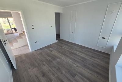 Duplex despartit prin camera tehnica - 4 camere Toate Utilitatile - 13