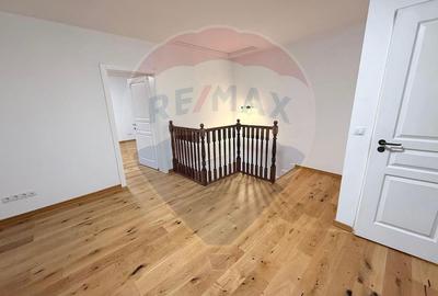 Apartament 4 camere, pe 2 niveluri si curte comuna în Centru - 6