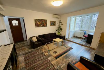 Apartament cu 3 camere semidecomandat, mobilat în Ștefan cel Mare