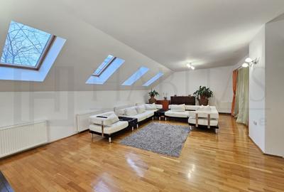 Casă individuală cu 8 camere în Central