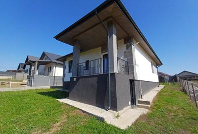 Casă cu 4 camere, 2 băi, beci spațios și 400 mp teren - 6