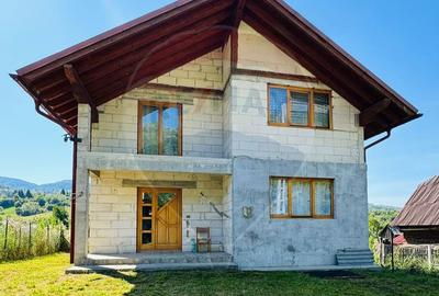 Casă individuală cu 5 camere în Săcel