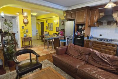 Apartament cu 3 camere, mobilat în City Park Mall