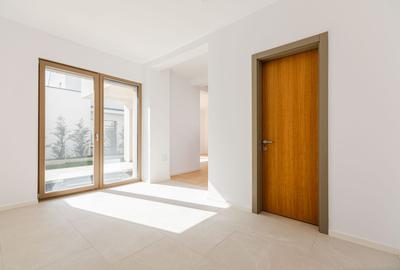 Casa Modernă cu Spații Vitrate Generoase - 10