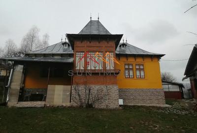 Casa si cabana de lemn, teren 1780 mp, gradina, livada, peisaj unic