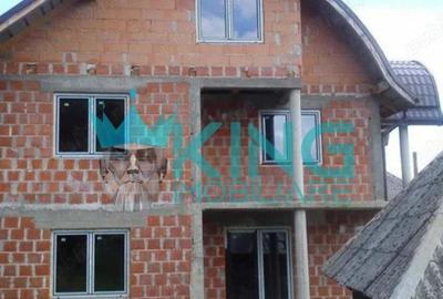 Casa de vanzare in rosu Parter+etaj+mansarda Valea Izei din Maramures - 1