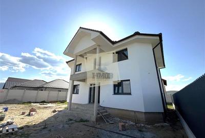 Casă individuală cu 5 camere în Cristian