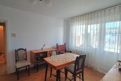 Apartament cu 3 camere semidecomandat, mobilat în Podu Roș