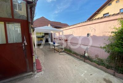 Casa mica 3 dormitoare curte mica 60 mp zona Lupeni Sibiu - 1