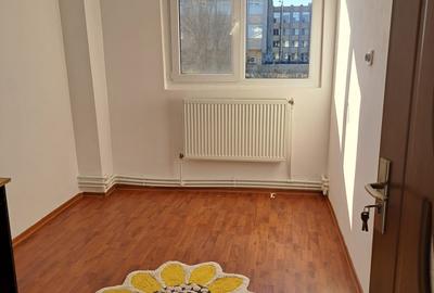 Se vinde un apartament cu 4 camere decomandat, situat în zona Port – Centru, - 3