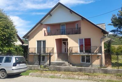 Casa 200 mp, 2200mp teren , 20 km de - 1