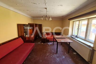 Casa cu 2 camere de vanzare in centrul Sebesului