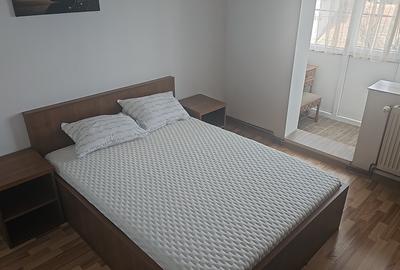 Ofer spre inchiriere apartament cu 3 camere , bucatarie inchisa si hol complet m - 5