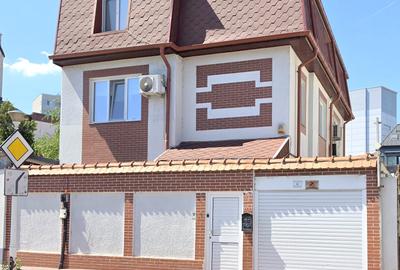 Piata Muncii, vila singur curte, 8 camere, 227 mp utili - 1