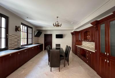 VILA DEOSEBITA / SPATII GENEROASE / CURTE PROPRIE - 8