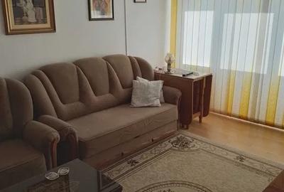 Apartament cu 3 camere decomandat în Republicii