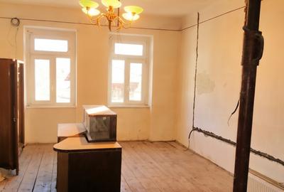 CASA SINGUR CURTE DE RENOVAT  cu teren 297 mp -ZONA PIATA UNIRII- comision 0% - 3