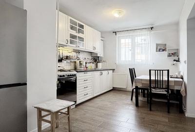 Apartament cu 3 camere decomandat în Astra