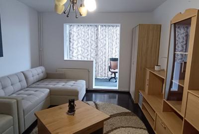 Apartament cu 3 camere decomandat în Tractorul
