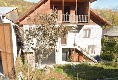 Casă individuală cu 5 camere în Runcu