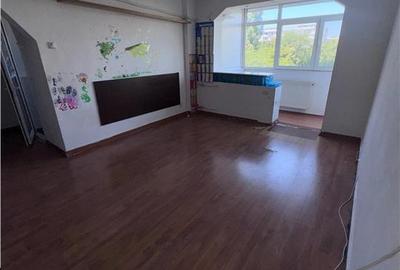 Apartament cu 2 camere semidecomandat în Berceni