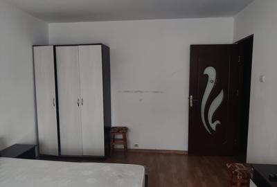 Garsonieră decomandată, mobilată în Nicolina