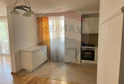 Apartament cu 3 camere semidecomandat, mobilat în Nordului