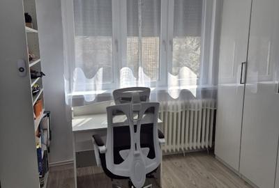 Apartament . decomandat 4 camere, cu  centrala, 2 locuri parcare - 2