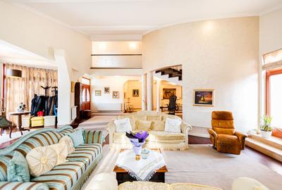 Casă individuală cu 9 camere în Girocului