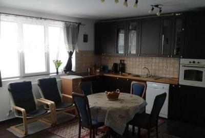 Apartament cu 3 camere semidecomandat, mobilat în Florești