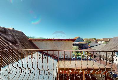 Casă individuală de vânzare | P+E+M | Central | Cristian - 18