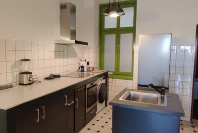 Apartament cu 2 camere semidecomandat, mobilat în Central