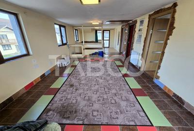 Casa de vanzare cu 6 camere 2 parcari curte libera 200 mp in Selimbar - 1