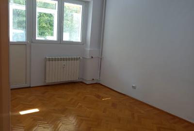 Doamna Ghica - apartament spatios, decomandat, etaj 2