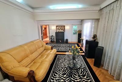 Apartament cu 5 camere decomandat, mobilat în Păcii