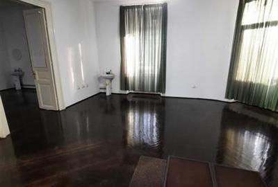 Apartament cu 5 camere decomandat în Calea Victoriei