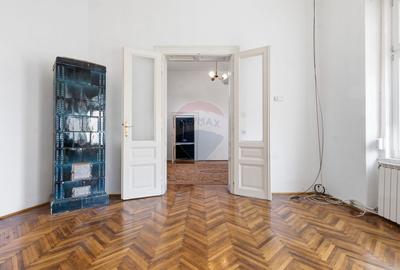 Apartament cu 4 camere semidecomandat, mobilat în Central