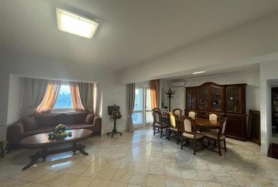 Apartament cu 4 camere semidecomandat, mobilat în Unirii