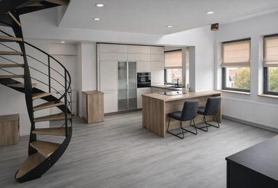 Apartament cu 3 camere decomandat, mobilat în Cornișa