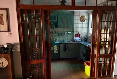 Apartament cu 3 camere semidecomandat, mobilat în Calea Călărașilor