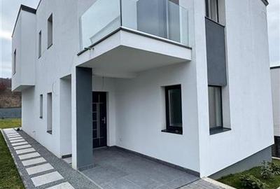Casă individuală cu 4 camere în Florești