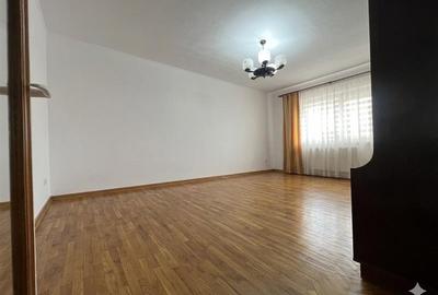 Apartament cu 3 camere decomandat, mobilat în Nicolina