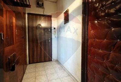 Apartament cu 2 camere  nerenovat, de vânzare în zona 1 Mai - 4