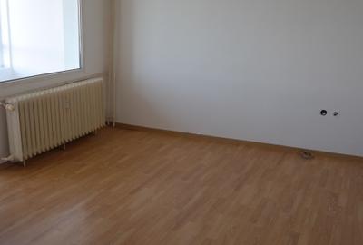 Titan-Camil Ressu,langa metrou,stradal,bloc retras,liniste! - 2