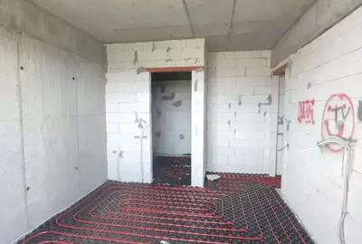 Apartament cu 3 camere decomandat, ideal pentru o familie sau pentru cei care lucreaza de acasa si au nevoie de un spatiu dedicat pentru birou. Locuinta este orientata spre sud, ceea ce insemna multa lumina naturala pe tot parcursul zilei si un ambiant placut. Compartimentarea este practica, cu camere separate, oferind confort si intimitate pentru fiecare membru al familiei. Spatiul permite amenajarea exterior a unei zone de lucru, fara a afecta restul locuintei. Statia STB se afla la aproximativ 5 minute de mers pe jos.